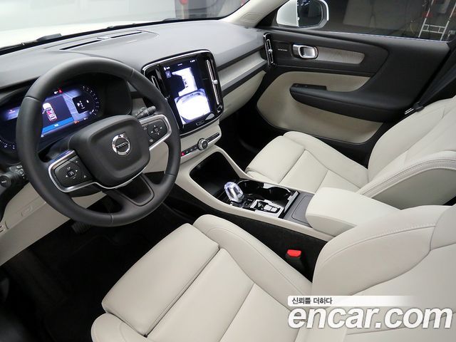Volvo XC40 2025 — photo 12