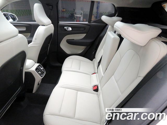 Volvo XC40 2025 — photo 13
