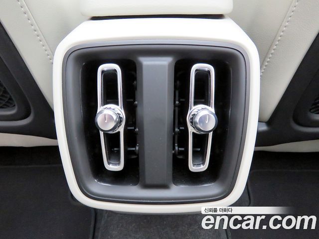 Volvo XC40 2025 — photo 18