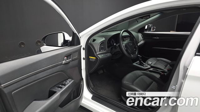 Hyundai AVANTE 2016 — photo 13