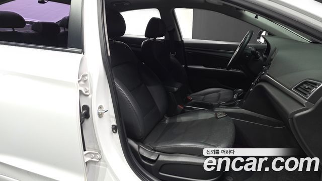 Hyundai AVANTE 2016 — photo 18
