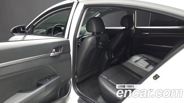 Hyundai AVANTE 2016 — photo 16