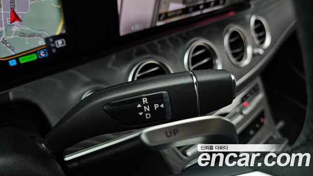 Mercedes-Benz E-Class 2023 — photo 12