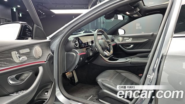 Mercedes-Benz E-Class 2023 — photo 13