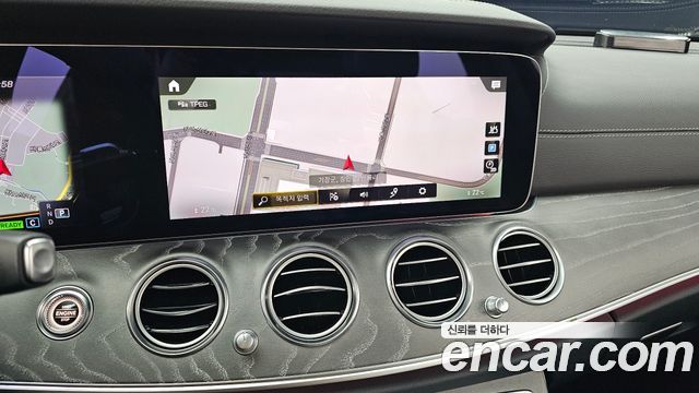 Mercedes-Benz E-Class 2023 — photo 20