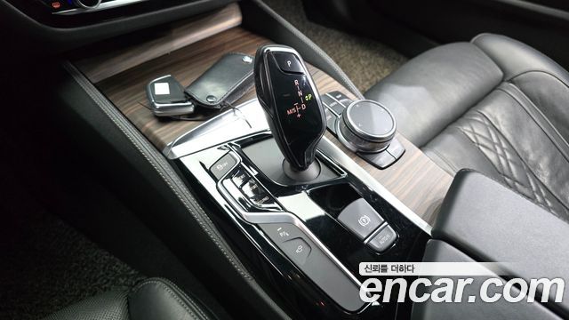 BMW 5-Series 2017 — photo 9
