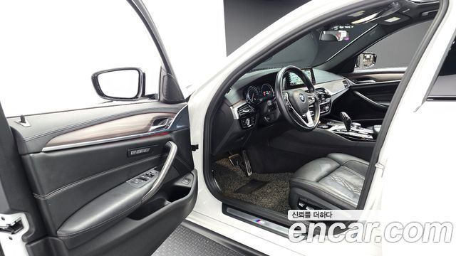 BMW 5-Series 2017 — photo 10