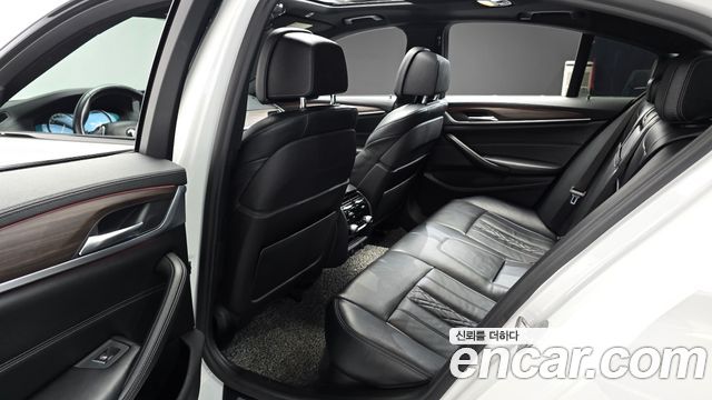 BMW 5-Series 2017 — photo 11