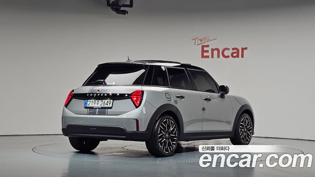Mini Cooper 2025 — photo 2