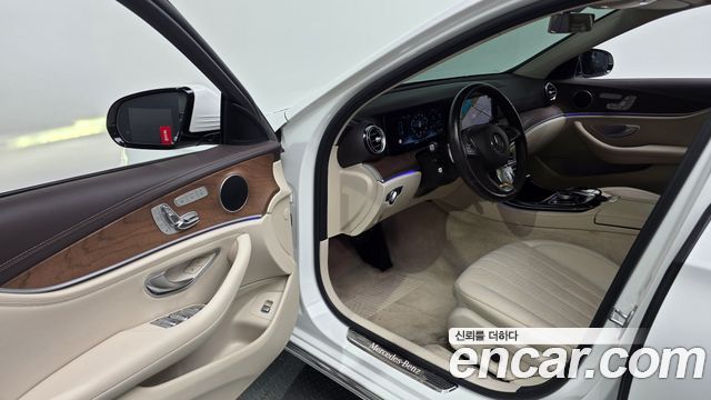 Mercedes-Benz E-Class 2017 — photo 10