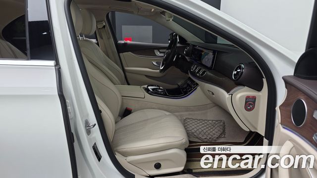 Mercedes-Benz E-Class 2017 — photo 11