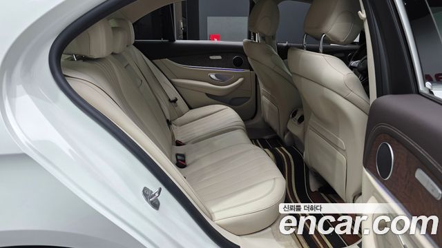 Mercedes-Benz E-Class 2017 — photo 12