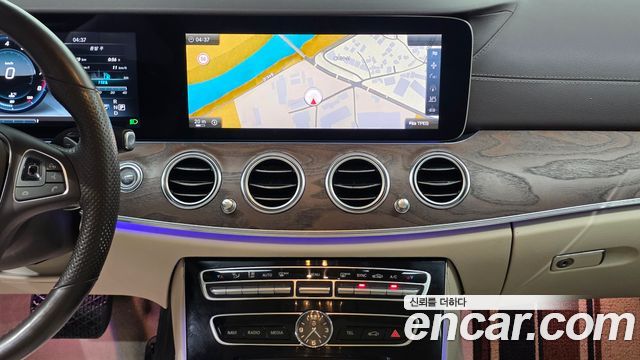 Mercedes-Benz E-Class 2017 — photo 14