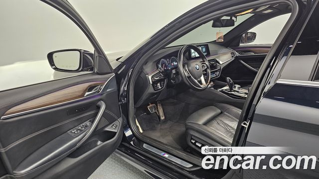 BMW 5-Series 2018 — photo 13