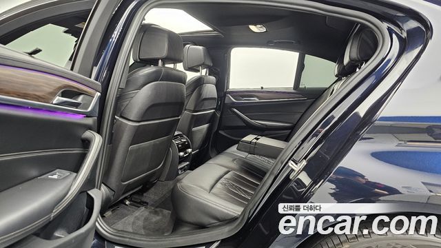 BMW 5-Series 2018 — photo 18