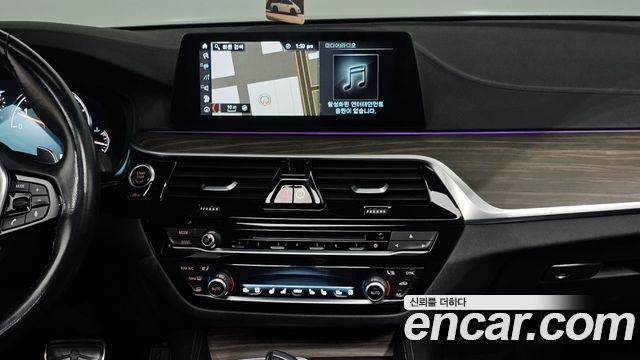 BMW 5-Series 2018 — photo 20