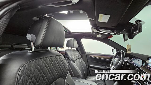BMW 5-Series 2018 — photo 25