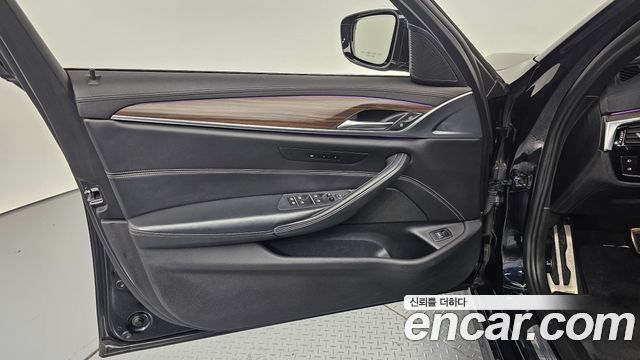 BMW 5-Series 2018 — photo 14
