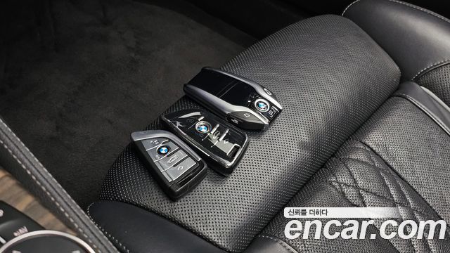 BMW 5-Series 2018 — photo 31