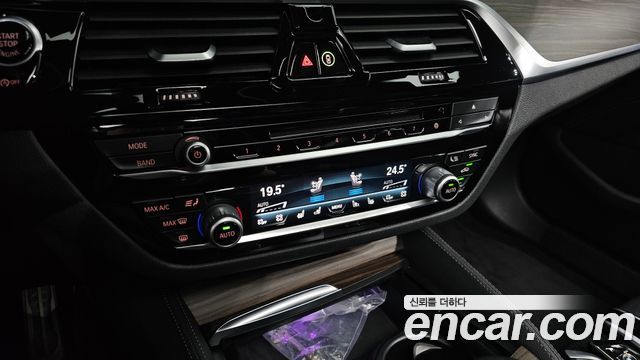 BMW 5-Series 2018 — photo 34