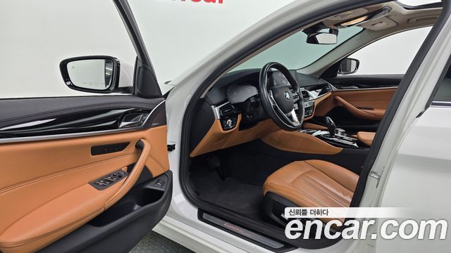 BMW 5-Series 2020 — photo 10