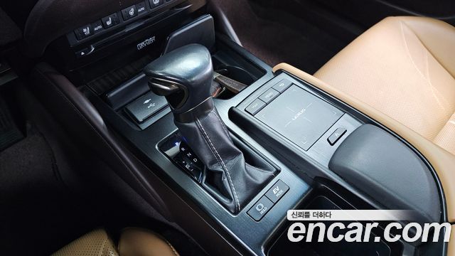 Lexus ES 2021 — photo 9