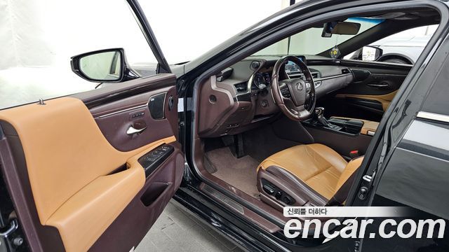 Lexus ES 2021 — photo 10