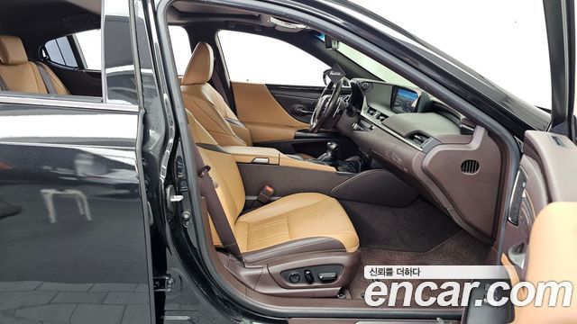 Lexus ES 2021 — photo 11