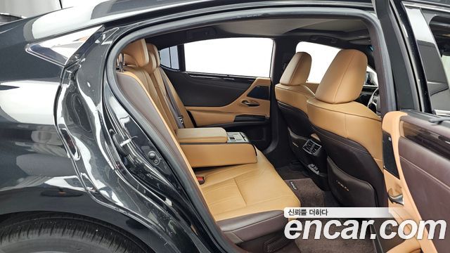 Lexus ES 2021 — photo 12