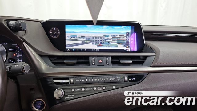 Lexus ES 2021 — photo 14
