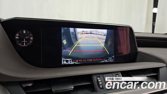 Lexus ES 2021 — photo 15