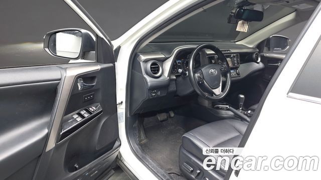 Toyota RAV4 2018 — photo 10