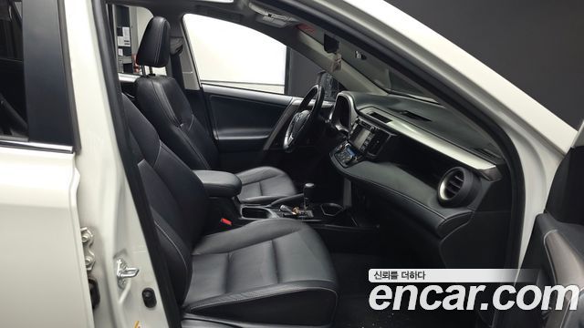 Toyota RAV4 2018 — photo 11