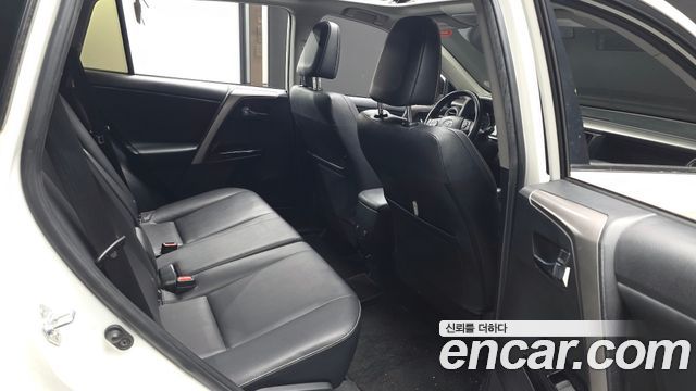 Toyota RAV4 2018 — photo 12