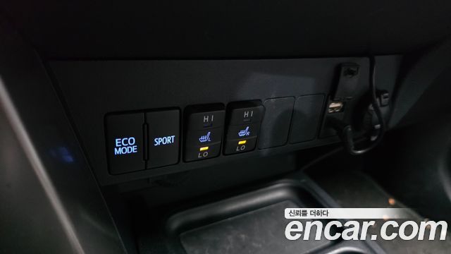 Toyota RAV4 2018 — photo 16