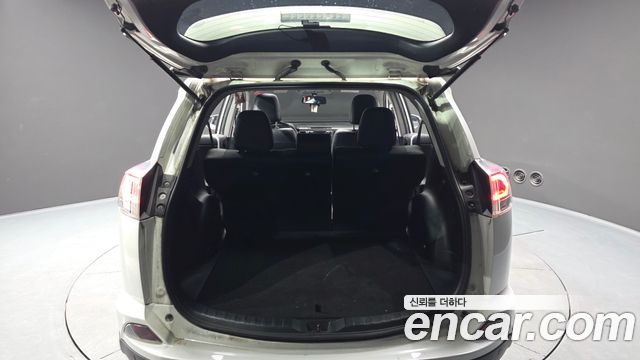 Toyota RAV4 2018 — photo 20