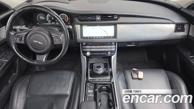 Jaguar XF 2017 — photo 7