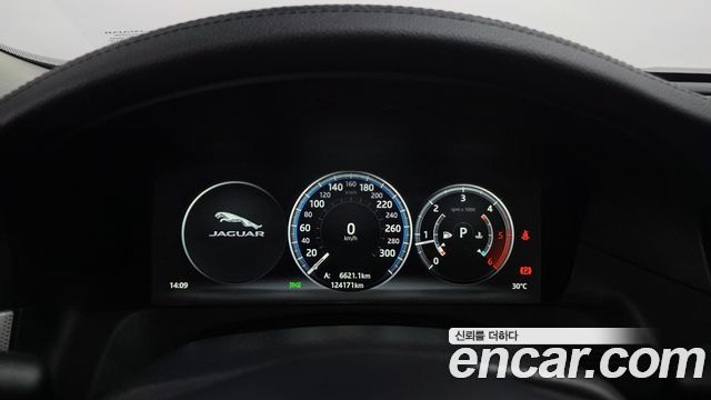 Jaguar XF 2017 — photo 8