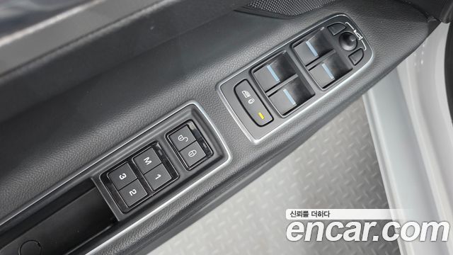 Jaguar XF 2017 — photo 13