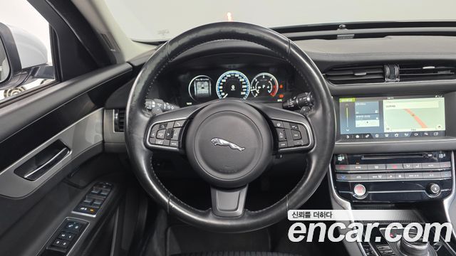Jaguar XF 2017 — photo 14