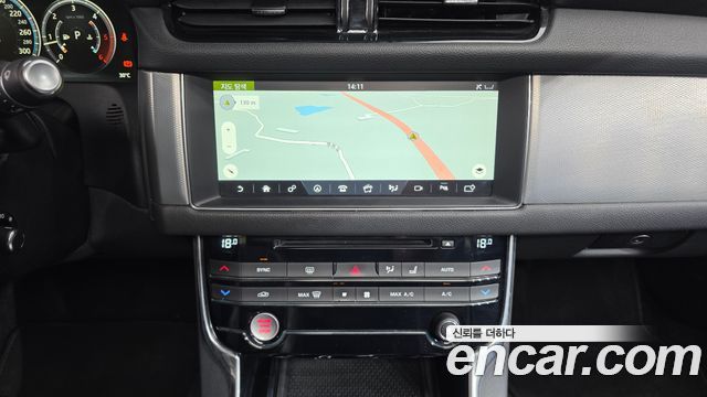 Jaguar XF 2017 — photo 15