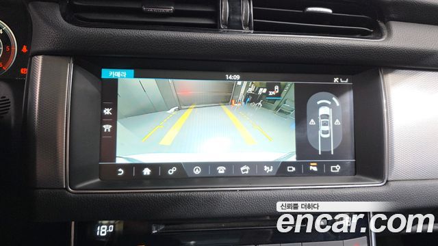 Jaguar XF 2017 — photo 16