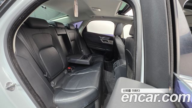 Jaguar XF 2017 — photo 17