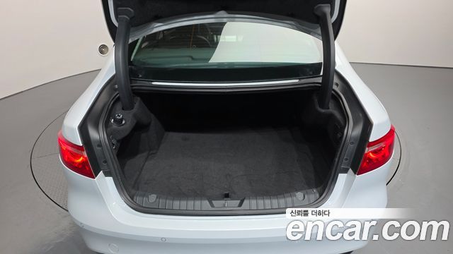 Jaguar XF 2017 — photo 19