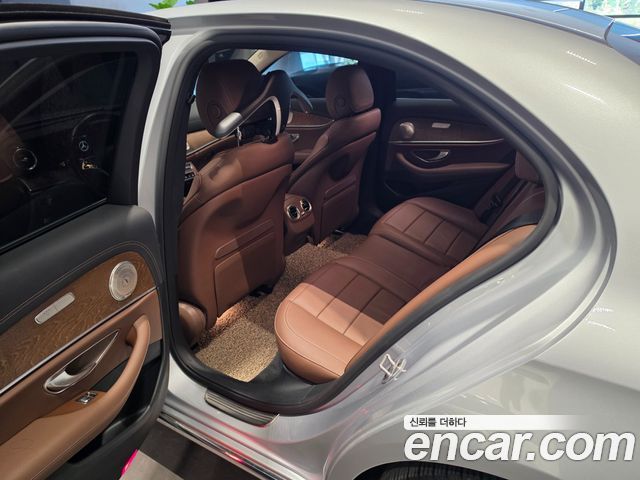 Mercedes-Benz E-Class 2021 — photo 11