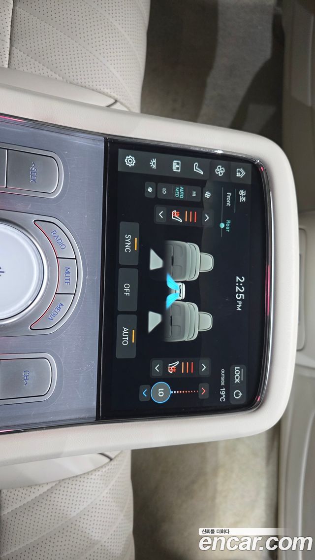 Genesis G90 2023 — photo 25