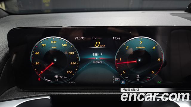 Mercedes-Benz GLB-Class 2021 — photo 8