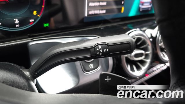 Mercedes-Benz GLB-Class 2021 — photo 9