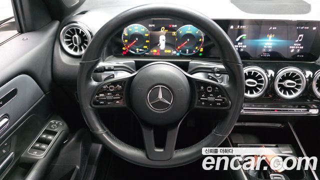 Mercedes-Benz GLB-Class 2021 — photo 13