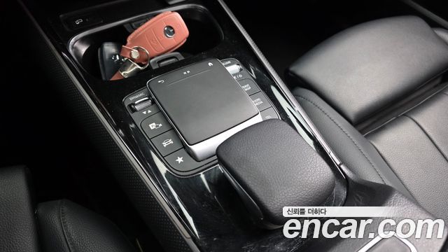 Mercedes-Benz GLB-Class 2021 — photo 17